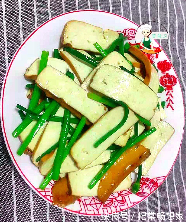 吃法|春天，此两样素菜一起炒，不放肉也很香，儿子爱吃，春天吃特营养