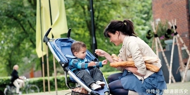 婴儿车|带宝宝出门用坐式婴儿车?不到这个月龄尽量别用,家长心里要有数