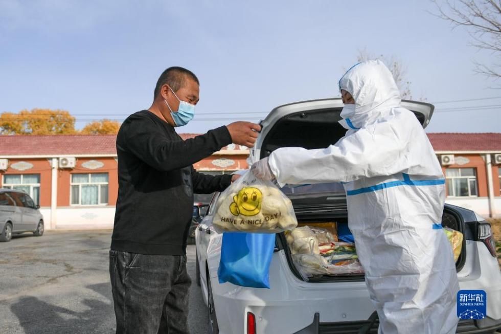 民宿|额济纳旗农牧民制备食物送因疫情滞留游客