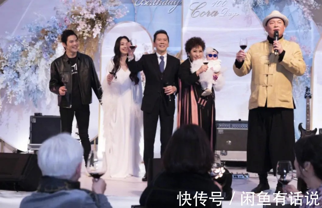 泡面卷|向太越来越时髦，穿那么花的裙子还烫“泡面卷”，不土反而挺洋气