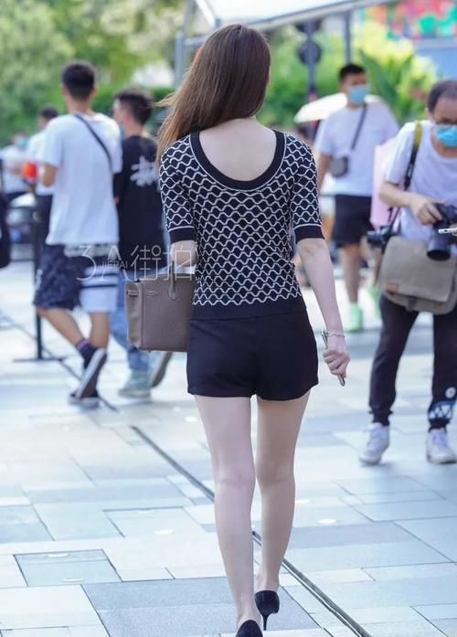 街拍：路人街拍，白皙性感的大长腿，美的妖娆动人