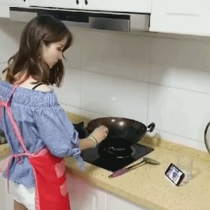 糖葫芦|小姐姐是梦见吃糖葫芦了吗?网友:口红都快给你吃完啦!