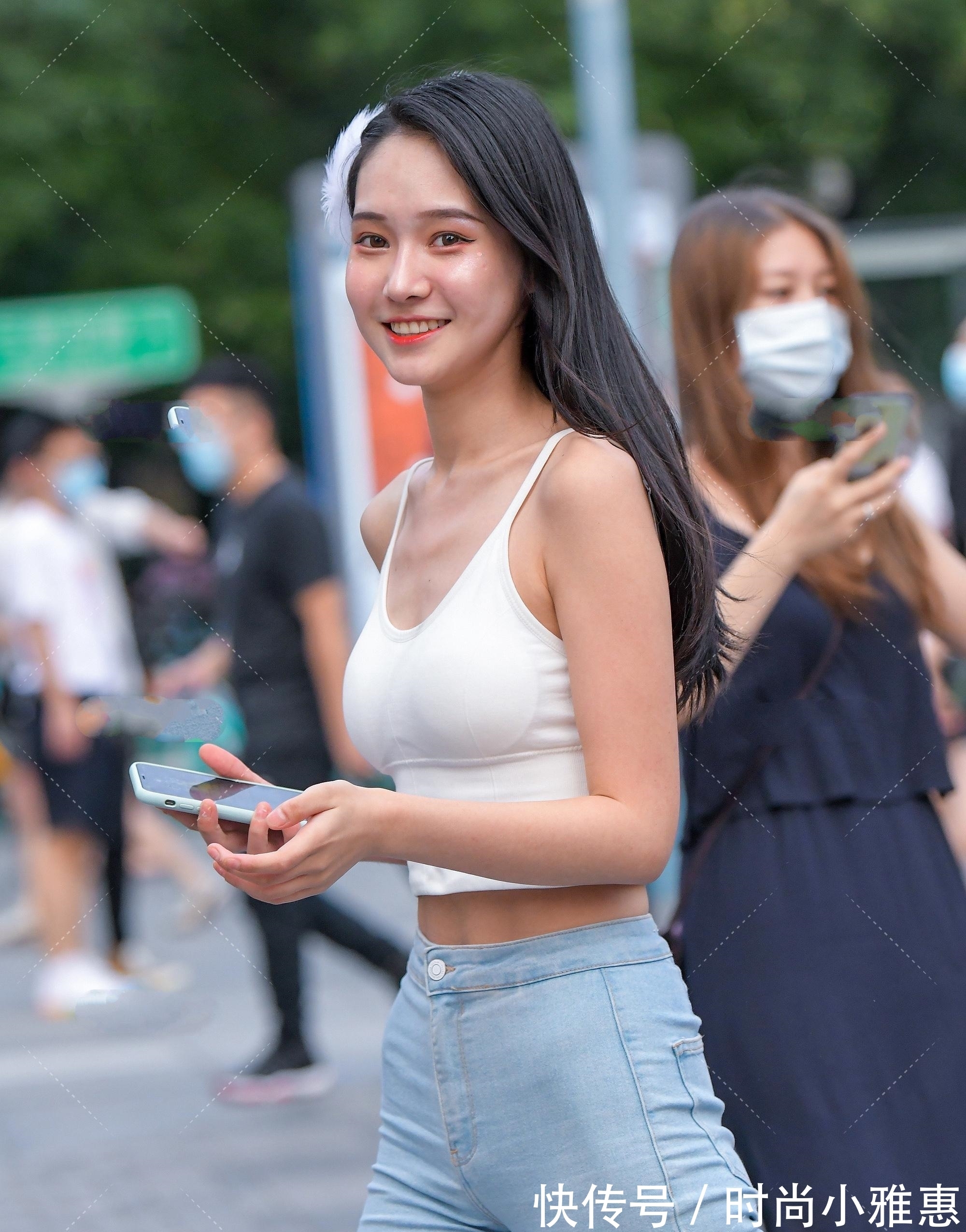 穿搭|纯白运动背心搭配水蓝色牛仔裤,轻盈活泼,满满少女感