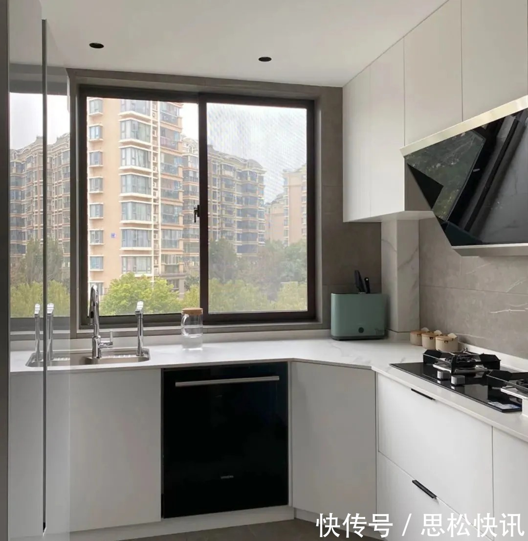 餐厅|客厅放弃电视,用一整面墙做收纳,快来跟这个神仙小户型学收纳!