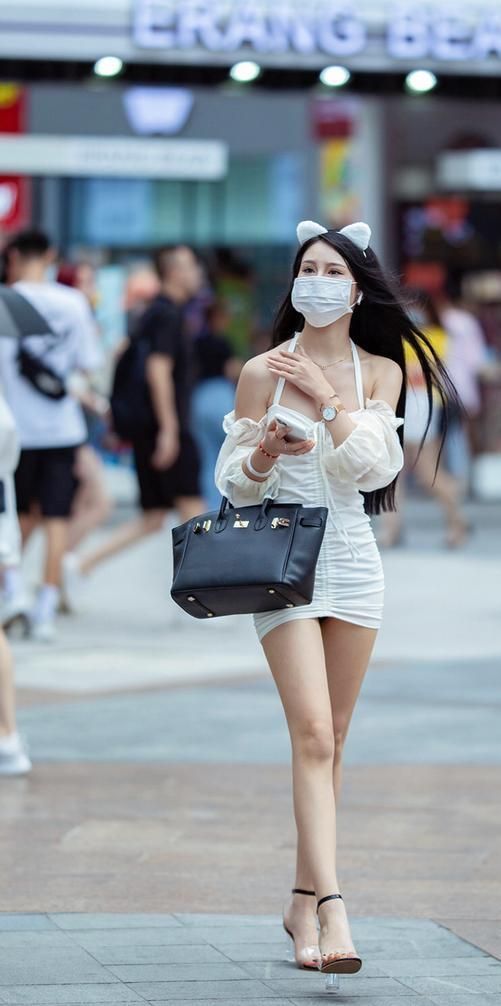 空气有点青草香\",\"i10\":\"今日头像 穿着迷人包臀裙的姑娘,走在街上很抢镜,美女笑的很甜美但也性感