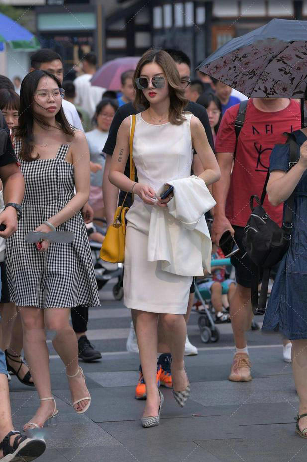 修身裙 白色修身裙时尚优雅, 彰显出楚楚动人的气质