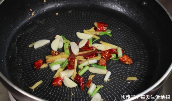 下锅|炒豆角时,别直接下锅炒,大厨教你一招,豆角嫩绿,不发黑