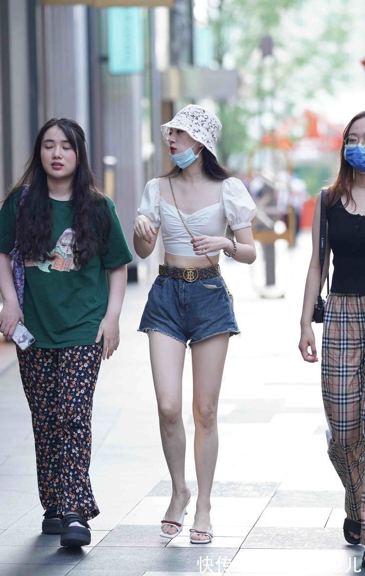 美腿 清新活泼的打底裤装扮不乏气质感,凸显修长美腿,简单装扮