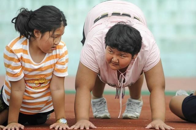 孩子|7岁男孩重达200斤，一顿饭量顶3个人，只因家里人这样做