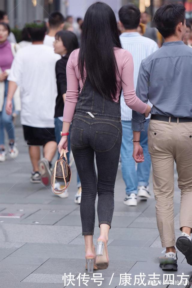 复古古着|皮粉色修身长袖打底,外搭黑色修身牛仔背带裤,清爽时尚