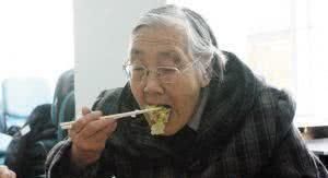 很多中老年人每天只吃两餐，是不健康的生活方式