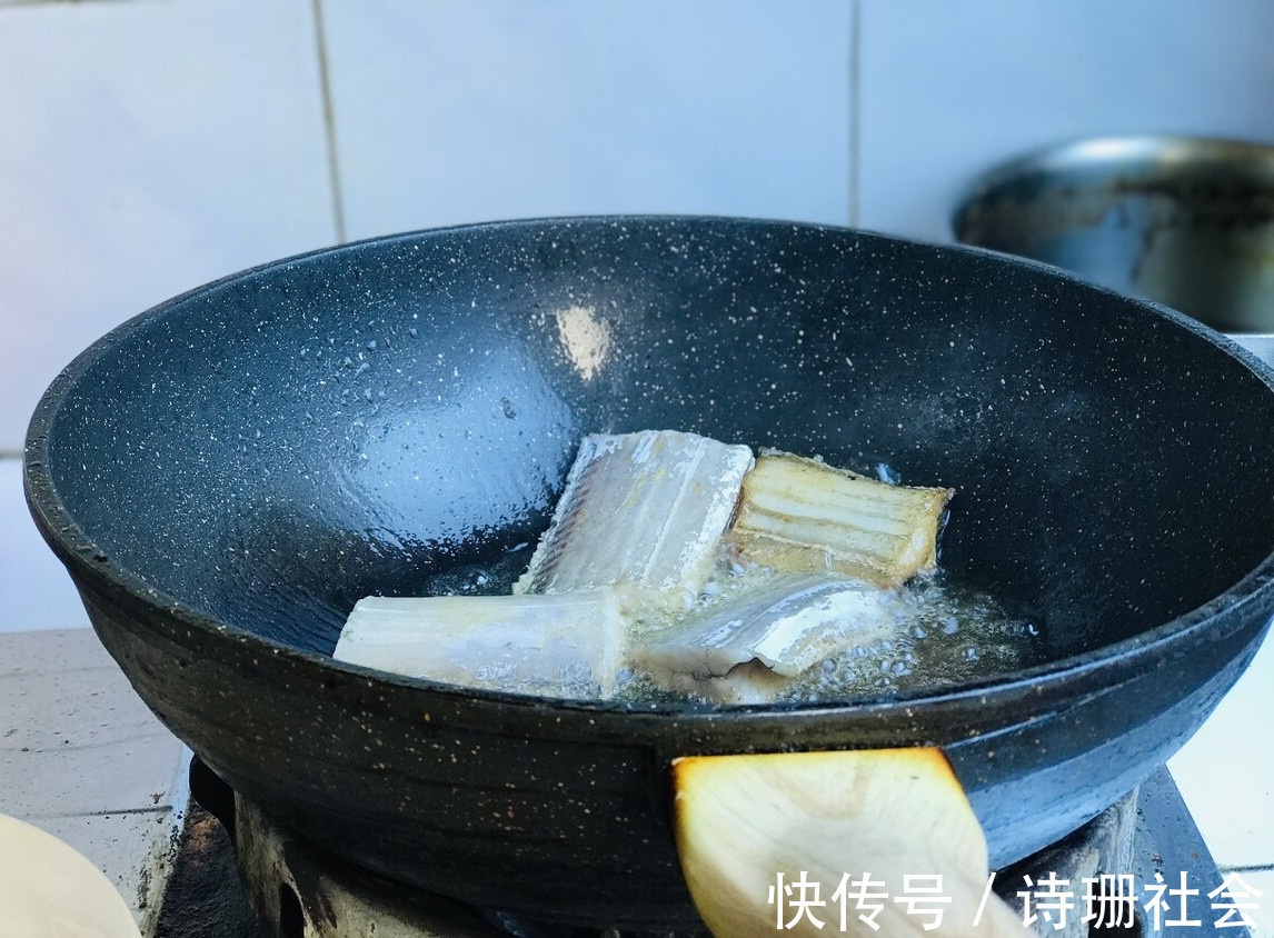 泡打粉|炸带鱼,裹面粉还是淀粉?教你一招,带鱼外酥里嫩,凉了不回软