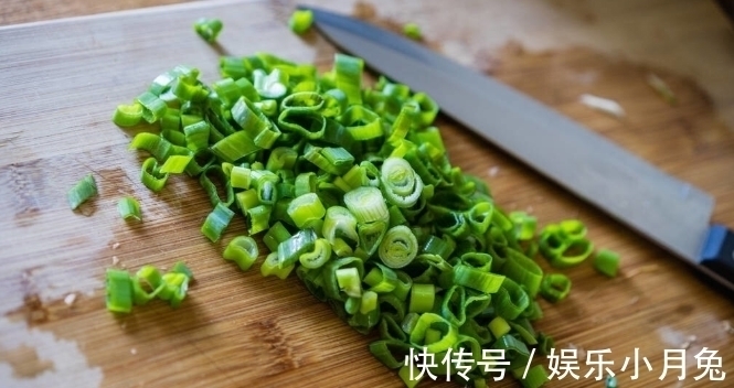 吃不完的葱咋保存?大厨教你2个小窍门,不黄不烂,放1年还翠绿