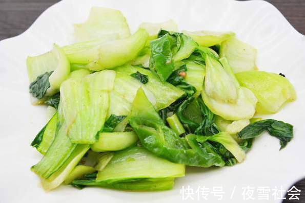 脆嫩|青菜不能直接下锅炒,牢记2个窍门,炒出来的青菜翠绿不出水