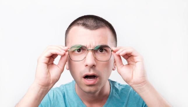 浮肿|眼病出现有信号,眼睛出现5个症状需警惕,赶紧就医检查