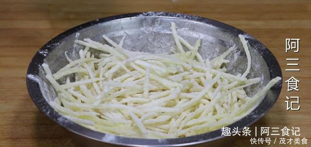 鸡蛋|土豆里加3个鸡蛋，教你新做法，比吃红烧肉还香，营养又下饭