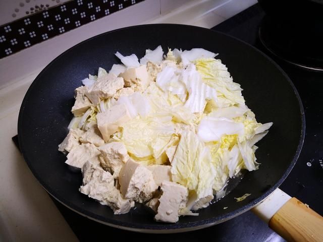 白菜炖豆腐怎么做才好吃?原来诀窍在这里,一次炖一锅,太香了