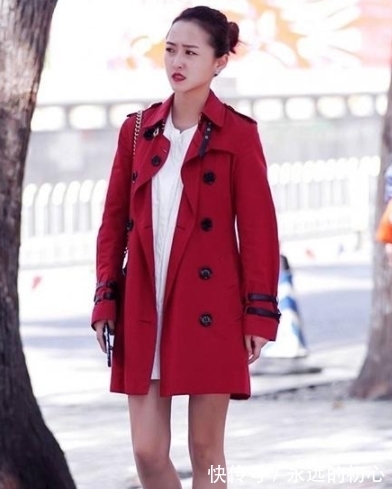 街拍|街拍:小姐姐穿着红色风衣外套头发盘在脑后气质成熟又靓丽