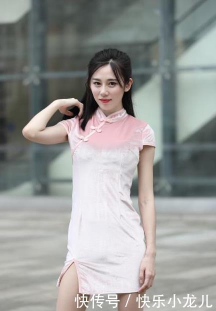 穿搭|跳来跳去的活泼美女！一位高调着装的女神，看起来比花还要新鲜！