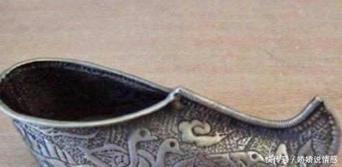 历史上4大奇葩鞋子: 图二是有钱人穿, 最后一双如今却无人敢穿!