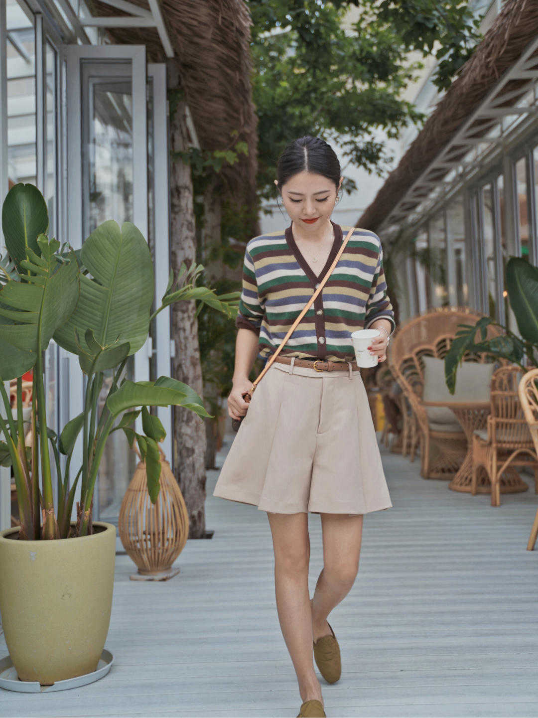 针织衫|入秋以后怎么穿?衬衫搭配白色百褶裙简约时髦,干练又不失优雅