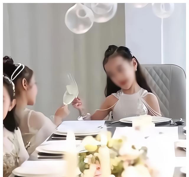 家长|“名媛速成班”,家长踊跃报名,真指望孩子变做作实现阶级跳跃吗