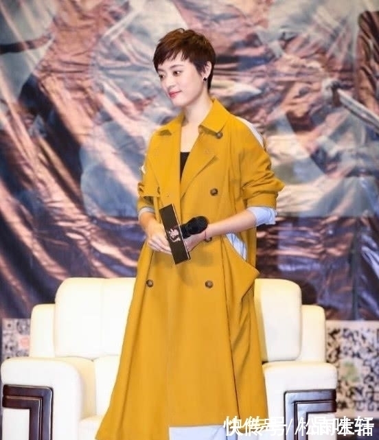 短发女孩 女人穿大衣还在配裙子？俗！学明星这么穿，实在美