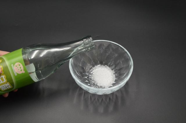 冰箱脏了不可用水擦，教你一个诀窍，冰箱污渍细菌全去除，真受用