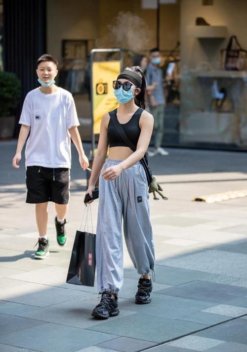  阔腿|街拍，简洁的小背心搭配舒适的阔腿裤，非常凉爽