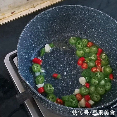 #清香麻爽秒入魂#麻辣芽菜拌面