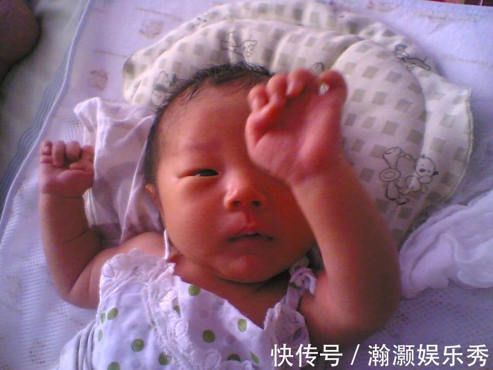 带娃|妈妈偷懒的带娃方式,差点把2个月宝宝差点弄成脑瘫,医生:无知