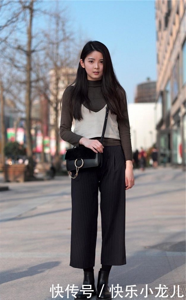 时尚穿搭,小姐姐身上穿的这件针织衫,还带有一丝的小性感