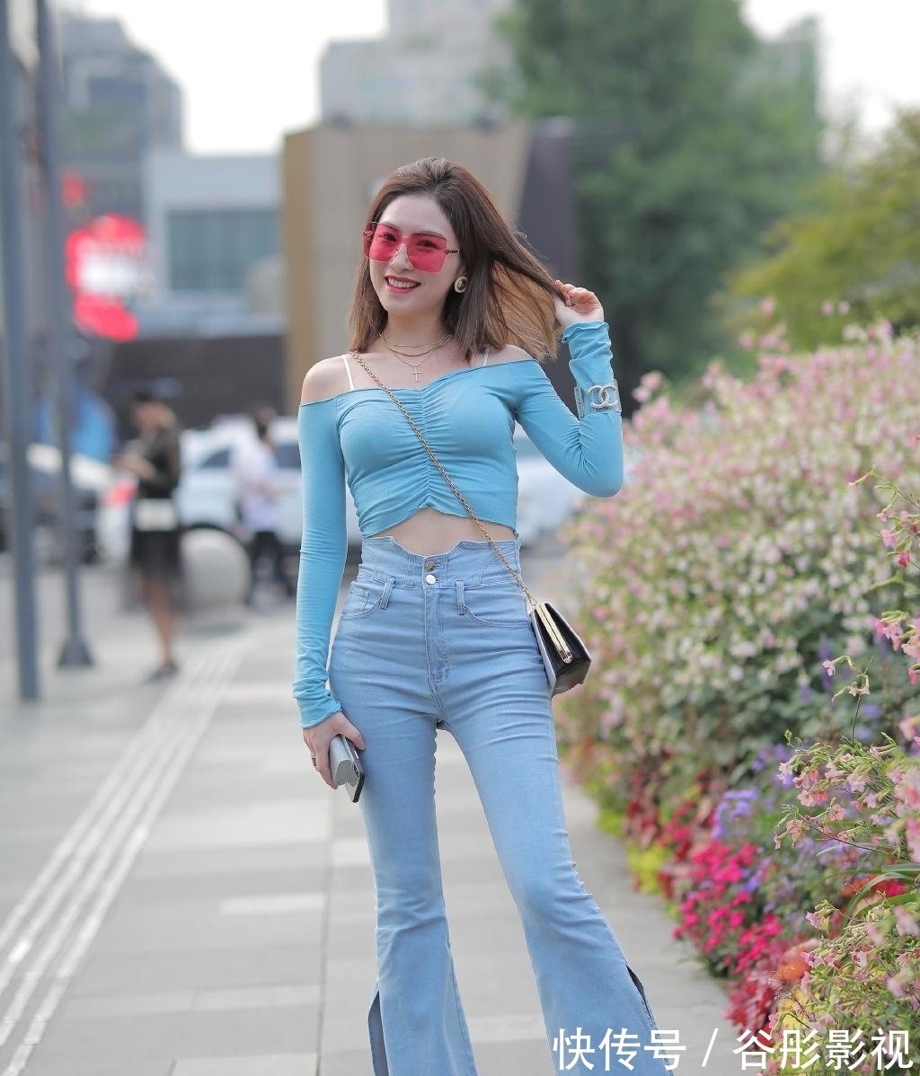 身材 想要展现身材,选择高腰“微喇裤”,轻松打造个性美