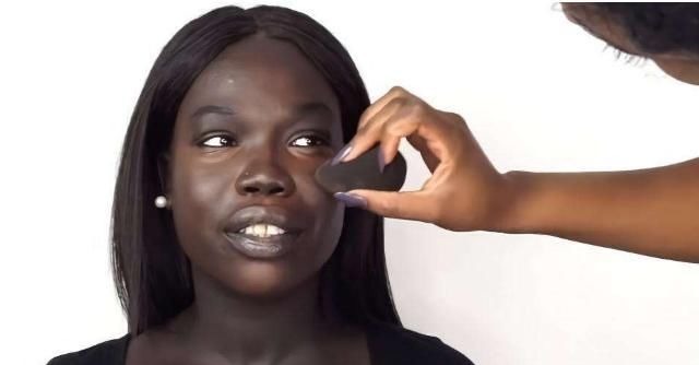 涂抹 化妆师给非洲新娘化妆,粉底都涂了三四层网友村姑变女神