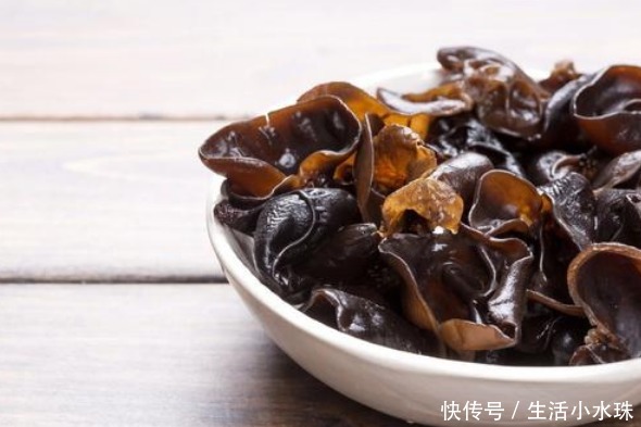 泡木耳，不要直接用清水泡，多加1样，3分钟就能泡发，既快还干净