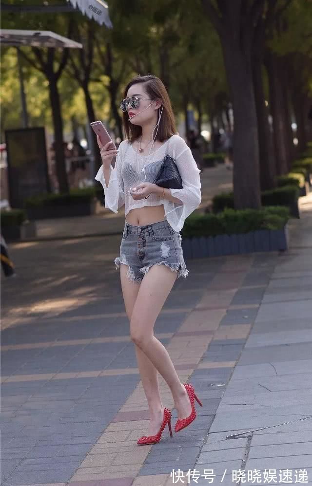 小姐姐|街拍：小姐姐身穿酒红色的上衣，带着一种成熟的气息，十分的完美