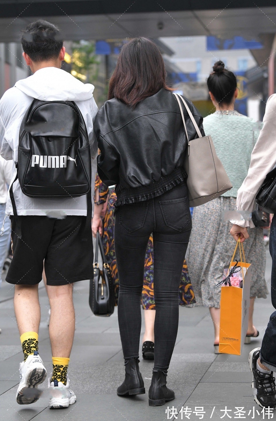 小姐姐|美女街拍:迷人的微胖小姐姐,回眸一笑太美了,感觉那一瞬间能为她倾注所有