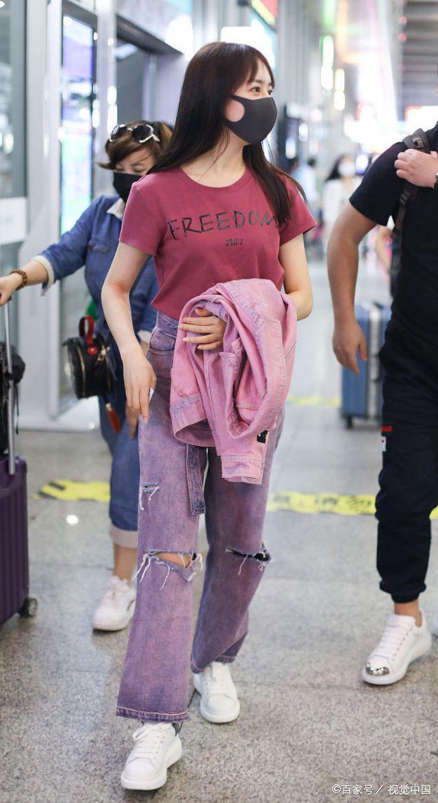 秦牛正威穿粉色T恤搭配紫色破洞牛仔裤,清新唯美,潮流又时尚