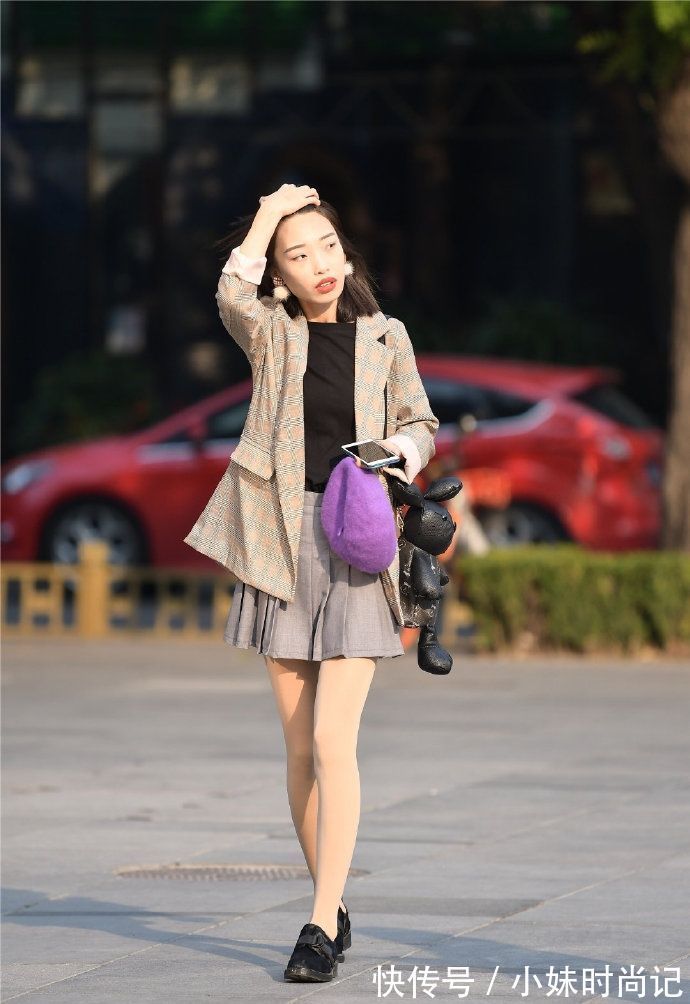 美女 街拍:美女黑色修身牛仔裤搭配黑色长靴,有层次感,显得非常漂亮