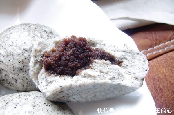  多吃黑芝麻身体棒棒，用来做成流心馒头，营养饱腹香软蓬松