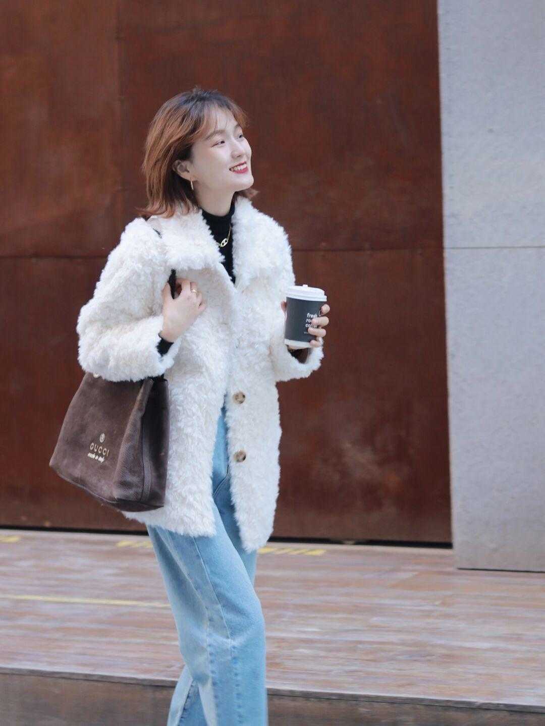 外套 羽绒服不流行了,今年更火的是“羊羔毛外套”,保暖舒适又百搭