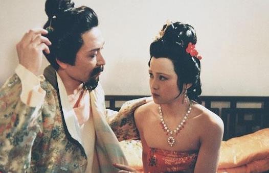 贾蓉#尤氏偷听的后果有多严重?害死了秦可卿,把自己的后路也给作没了