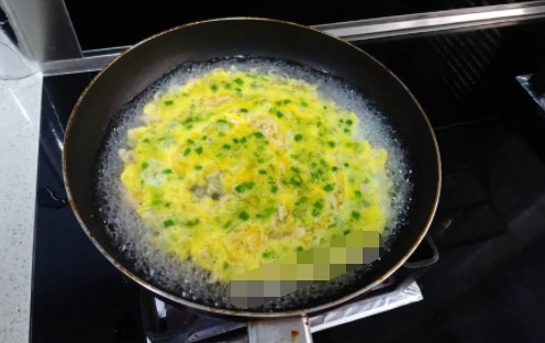 鸡蛋别再用油炒了,跟我学这么做,成品水水嫩嫩的入口即化太棒了