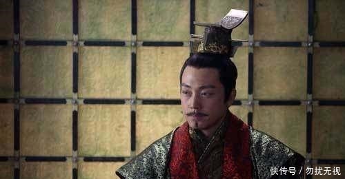 将军得知儿子从官府借东西,把他痛打一顿,并说赶紧还回去!