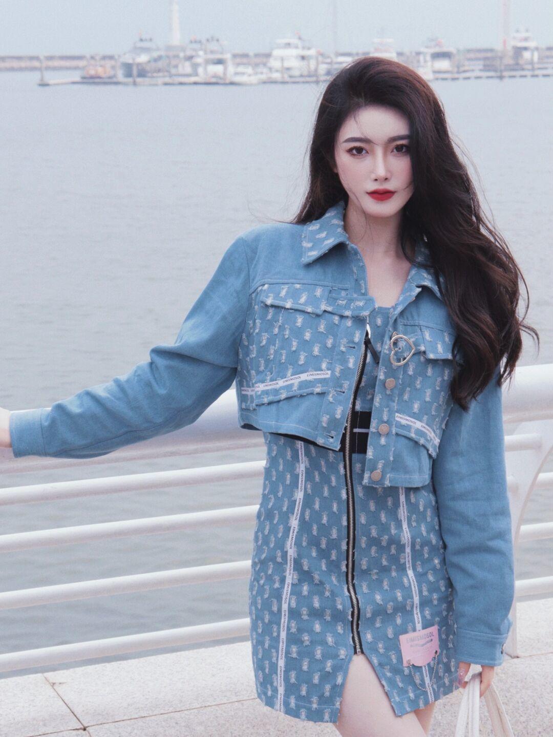 时髦 冬季会穿“牛仔套装”更时尚，拒绝扮嫩，又酷又飒才是真的美！