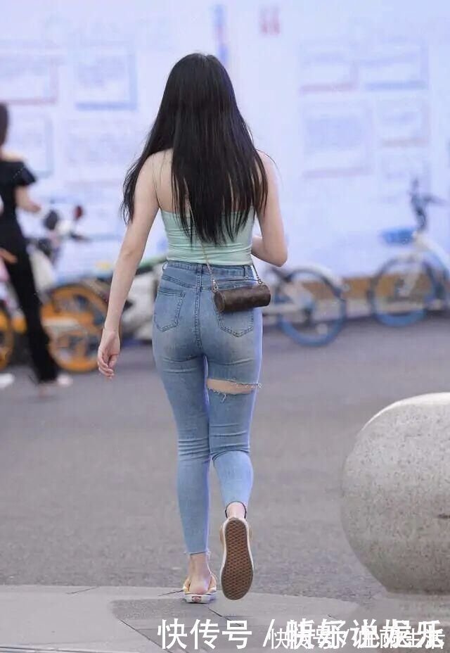 抹胸 破洞裤+白色抹胸,穿出了优雅与气质,顺便达到了修饰身形的作用