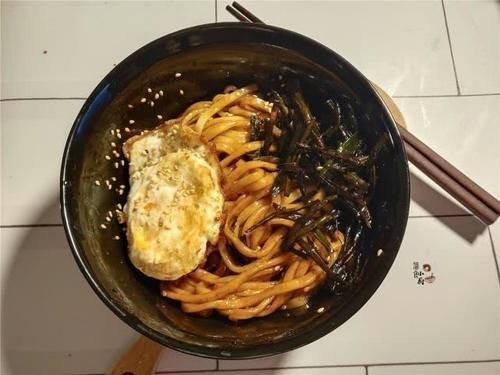 筋道|葱油拌面原来这么简单,这么做口感筋道一点也不坨,一周也吃不够