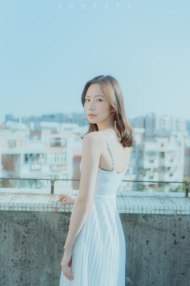 街拍清纯少女般的小姐姐,凹凸完美曲线,满满的可爱气息