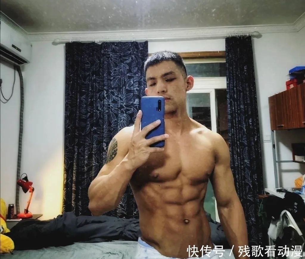 荷尔蒙|漫展黝黑筋肉男火了短发天菜体育生小钢砲，这身腱子肉绝了
