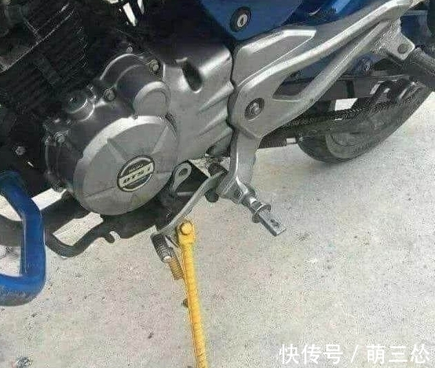 |搞笑段子趣味图片:哈哈,兄弟你这衣服还挺有个性的,不错哦